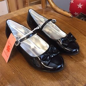 Size 1 pair of girls shoes by flowers by Nina